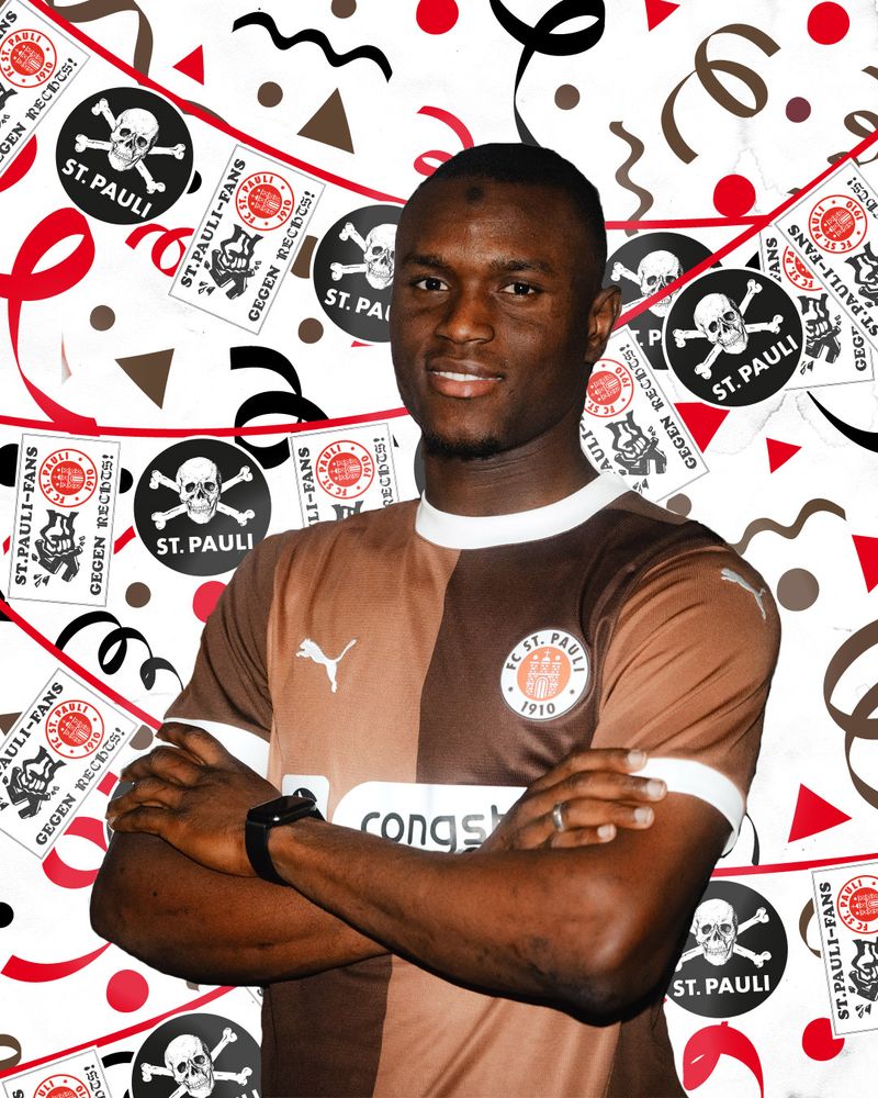 Abdoulie Ceesay steht vor einem Muster von Sticker.