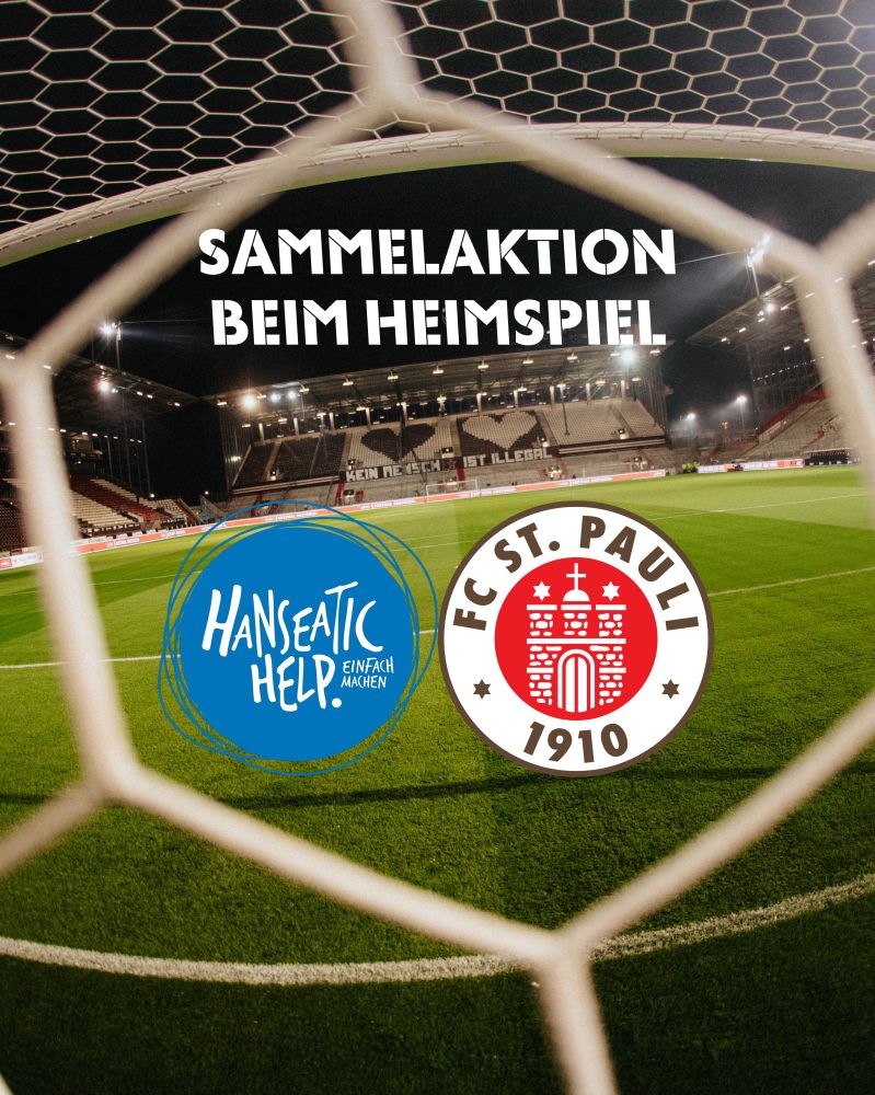 Das Millerntor-Stadion aus der Perspektive hinter einem Tornetz, mit dem leeren Spielfeld im Vordergrund. Im Hintergrund ist die Nordtribüne zu sehen, auf der der Slogan 'Kein Mensch ist illegal' angebracht ist. Text: 'Sammelaktion beim Heimspiel.' Auf der linken Seite ist das Logo von Hanseatic Help mit der Aufschrift 'Einfach machen.' zu sehen, rechts daneben das FCSP-Logo"
