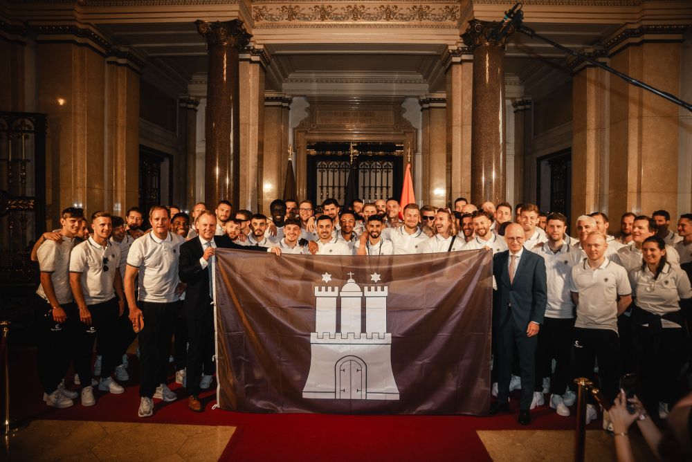 Braune Hamburgflagge im Rathaus, alle Spieler