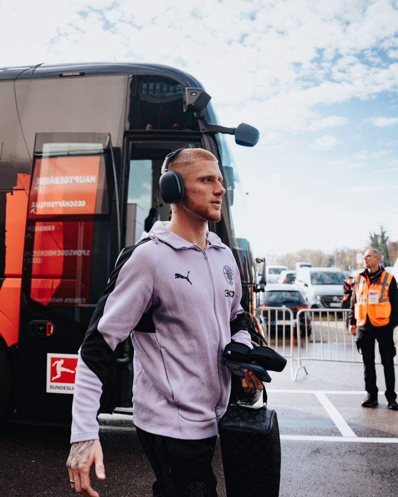 Louis Oppie bei der Busankunft.