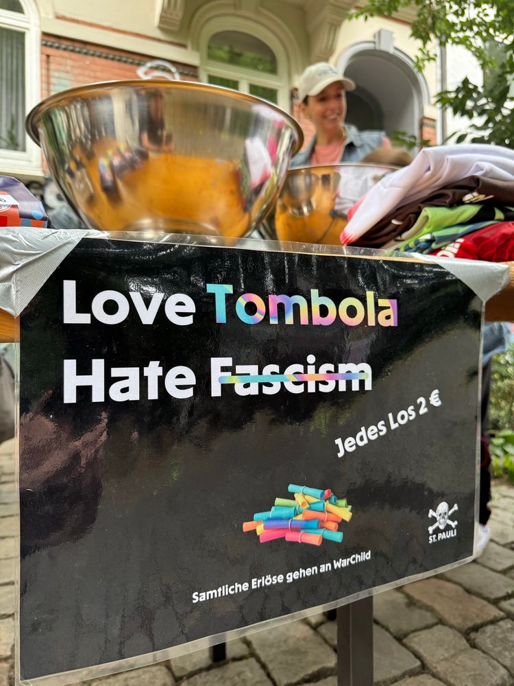 Schild mit der Aufschrift Love Tombola, hate fascism 