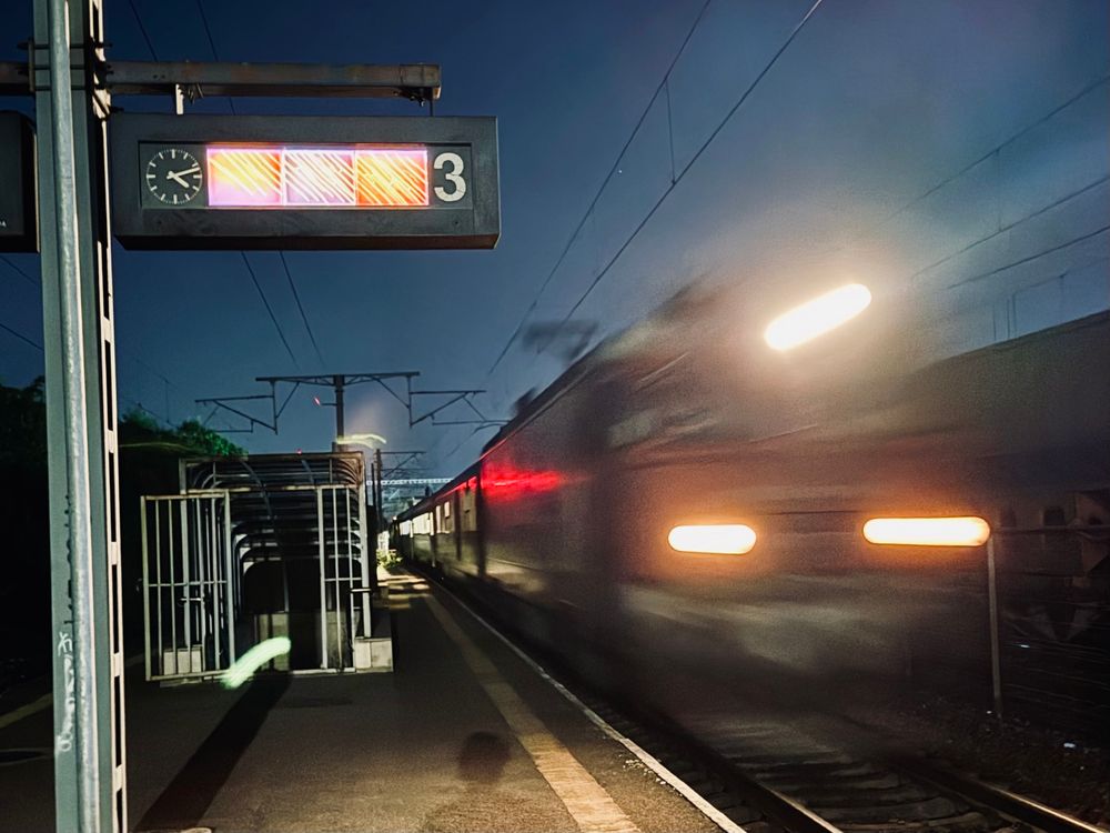 Train arriving at Bucuresti Baneasa