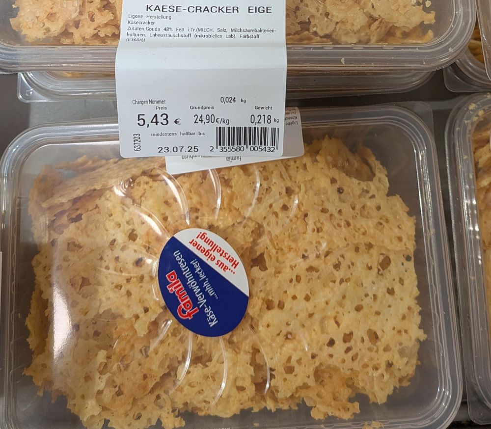 Käse-Cracker in einer Plastikschale für 24,90€/kg
