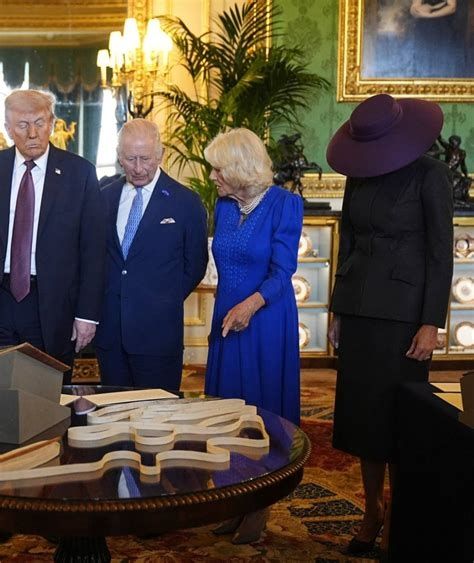 Melania bei den Royals in UK. Sie schaut auf den Boden. Dadurch sieht man nur ihren Hut. 