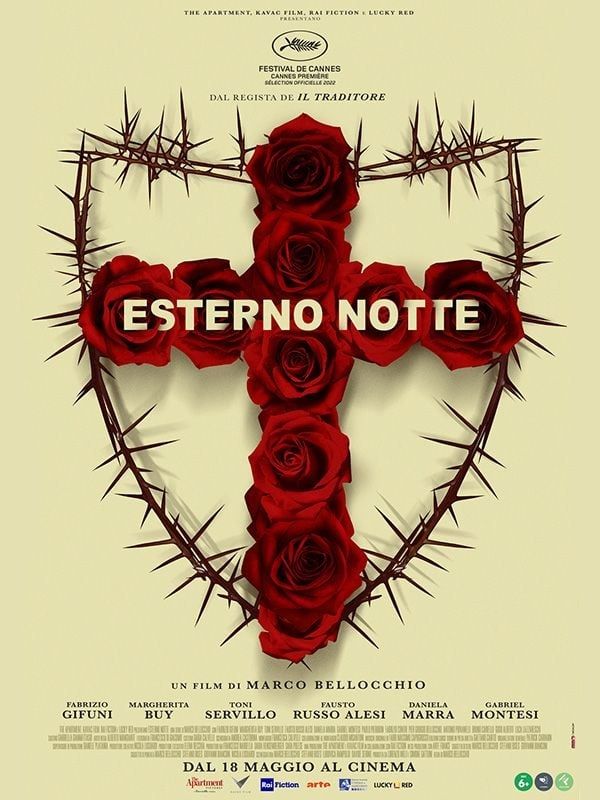 Affiche de la mini-série "Esterno Notte" avec le titre au centre de l'affiche devant une croix de rose rouge et un bouclier serti d'épines