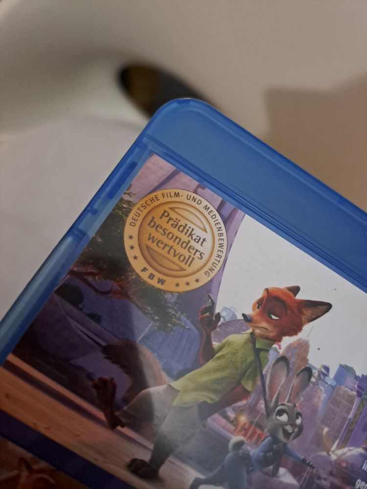 Photo of the back of the bluray, depicting rabbit cop Judy and sly fox Nick, as well as a big stamp declaring the movie as "particularly valuable"