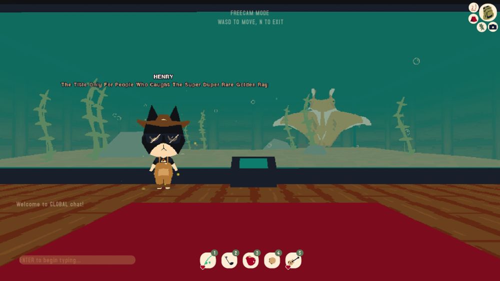 Chat WEBFISHING devant un aquarium avec la raie dorée dedans