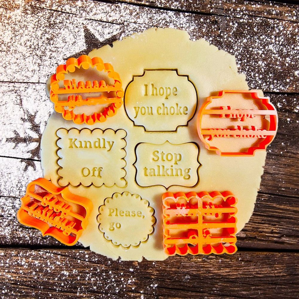 Teig mit Plätzchenausstechern die ungewöhnliche Sprüche haben "I hope you choke"