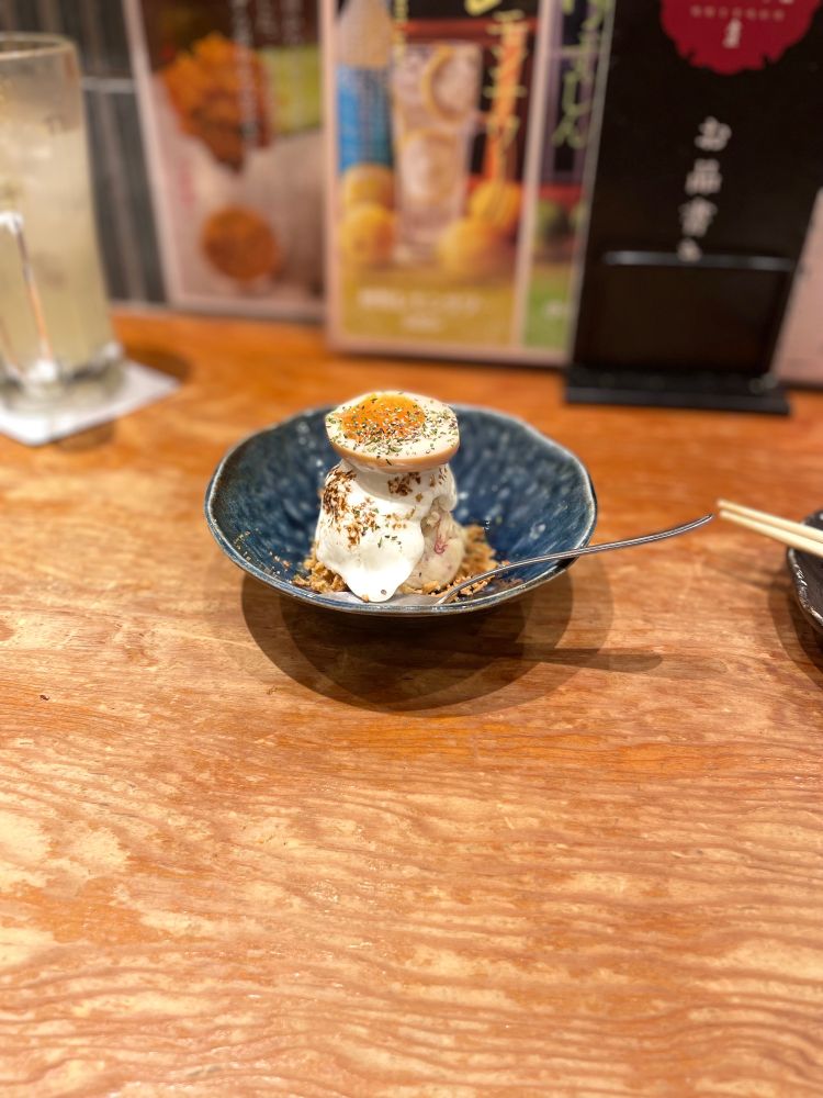 お洒落なポテトサラダの画像 上に半熟ゆで卵が乗っててデロンデロンのチーズがかかってて美味しかった