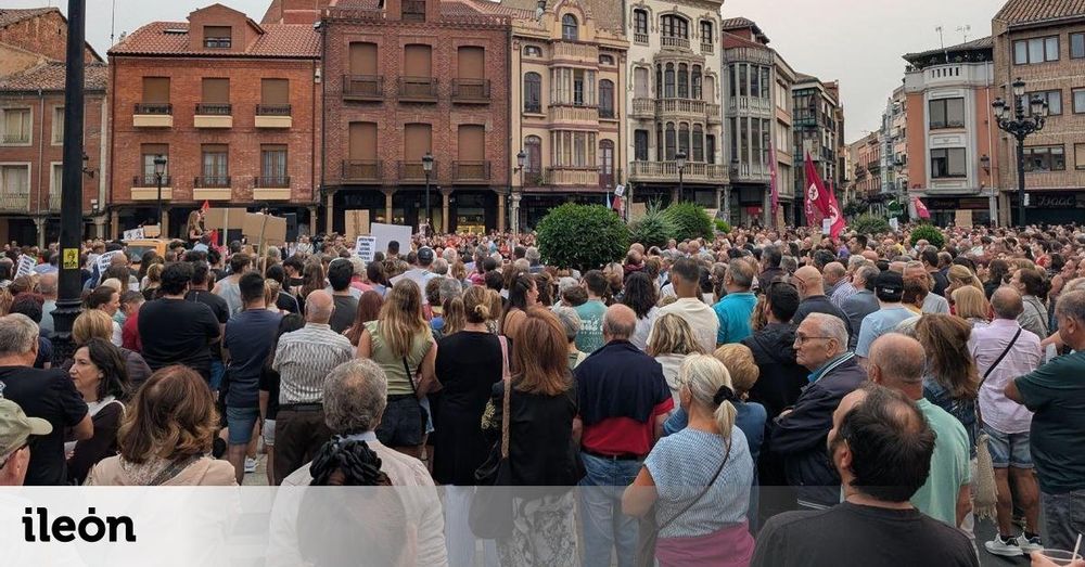 Cientos de ciudadanos han acudido a última hora de la tarde a la Plaza Mayor de la ciudad leonesa, que se encontraba a rebosar