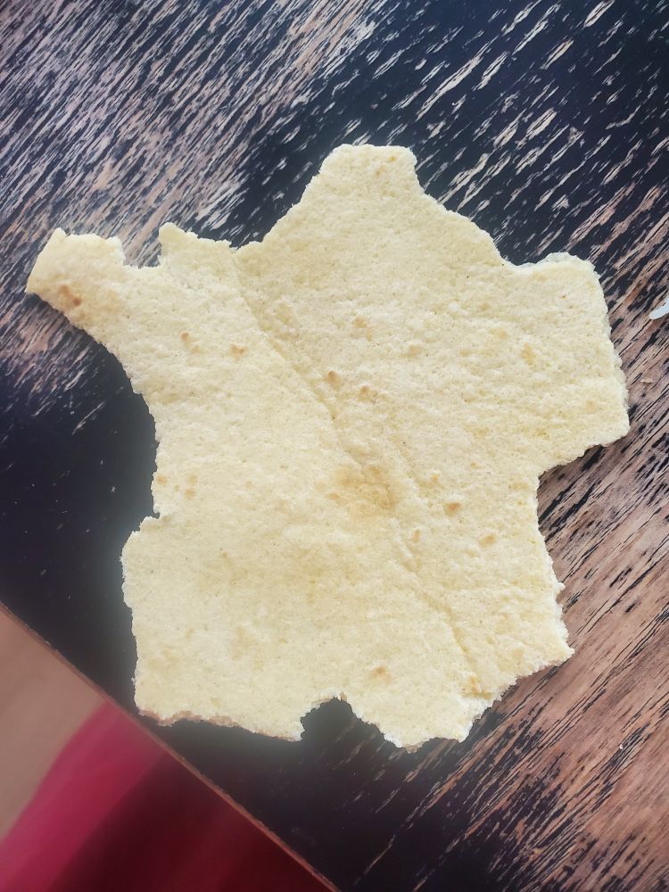 Photo d'un morceau de galette de blé découpé en une forme qui ressemble à la France 