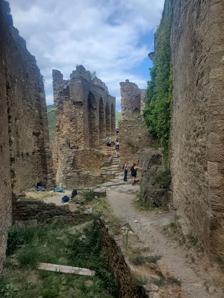 Photo de ruines en pierre d'un château fort