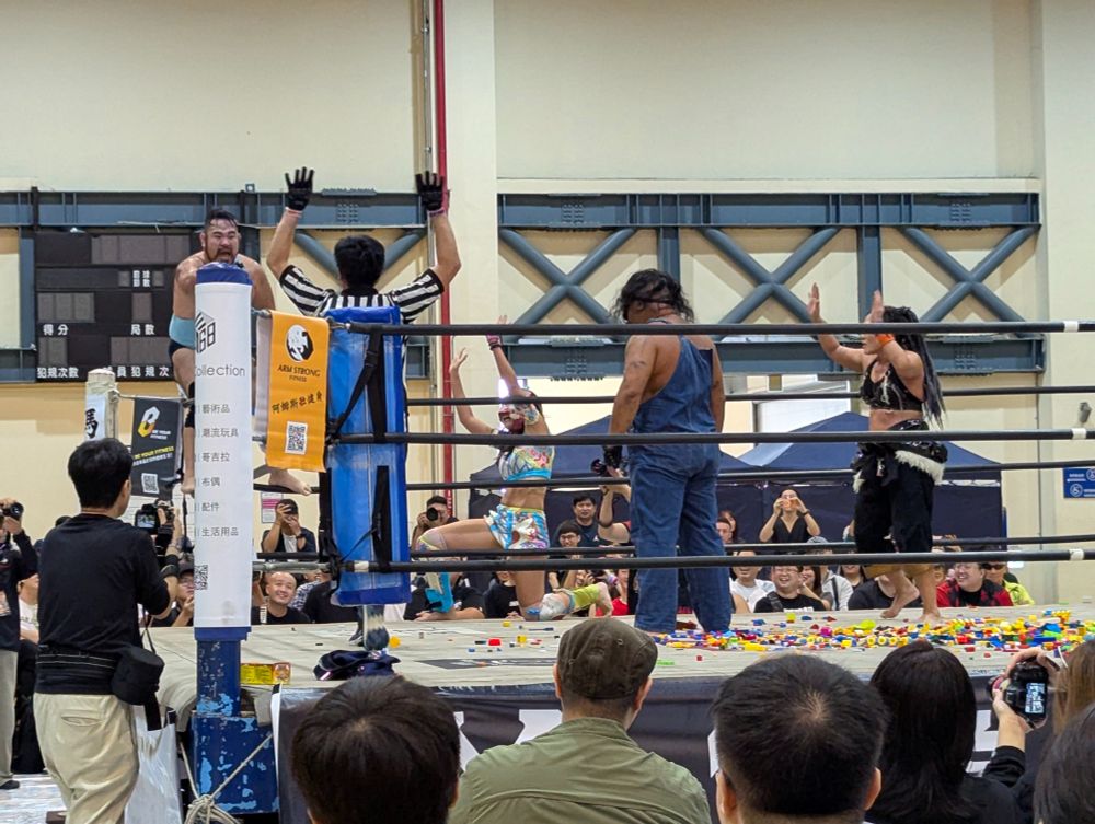 Now the referee is also surrendering. Butch continues to not give a fuck.