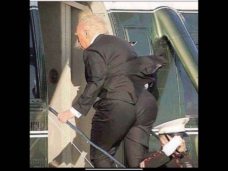 Trump steigt von einer Windböe zerzaust in ein Flugzeug.