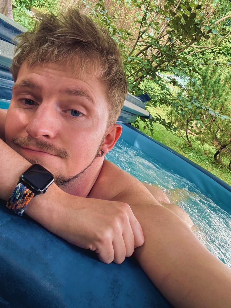 Ich im Whirlpool + booty is showing 