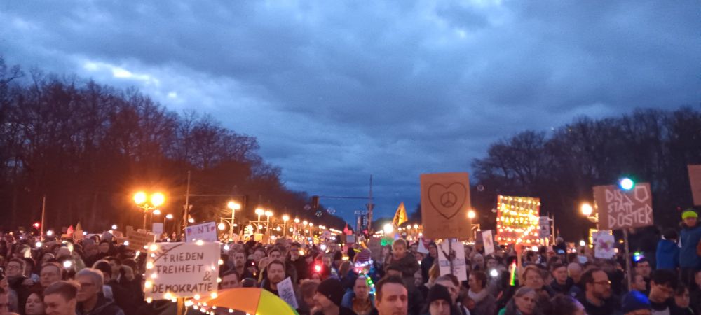 100.000 Demonstrierende auf der Straße unter den Linden.