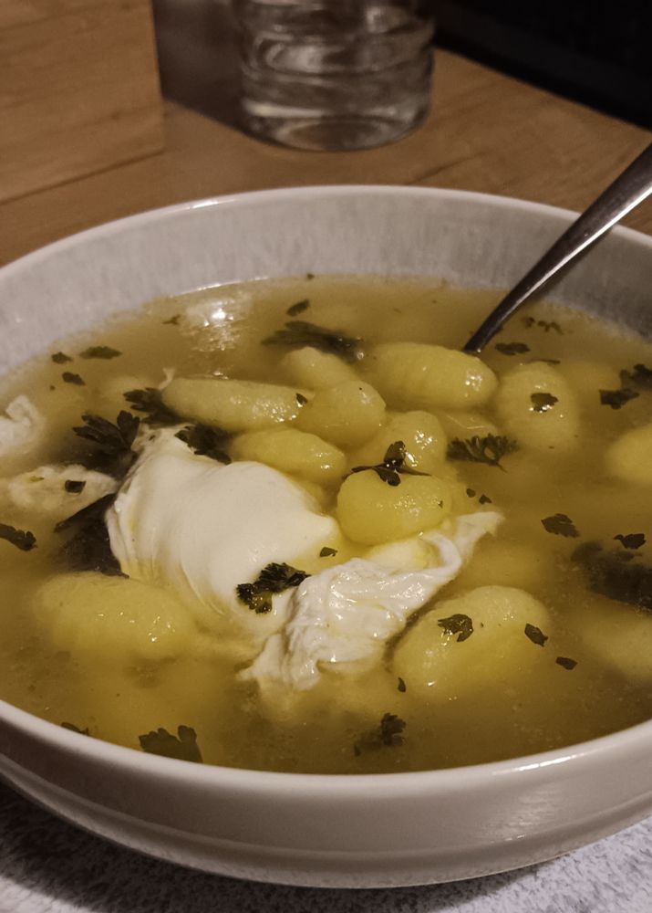 Brühe mit Gnocchi und poschiertem Ei.