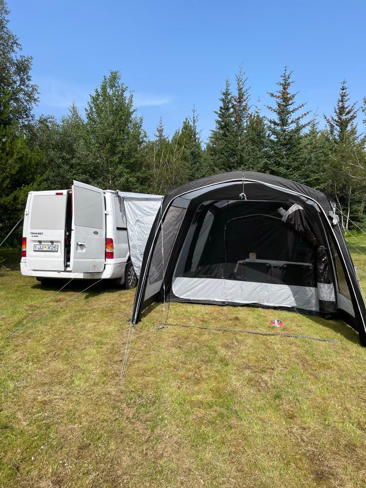 Ford transit með stóru fortjaldi á grasflöt 