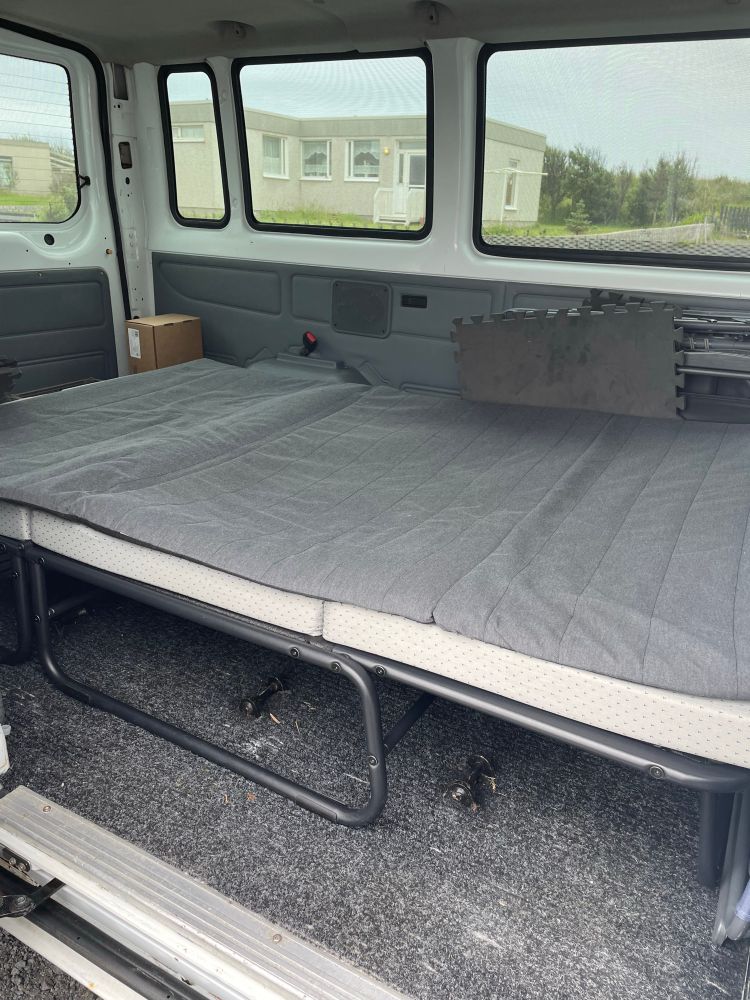 Opin van með útbreiddum bedda inn í. 