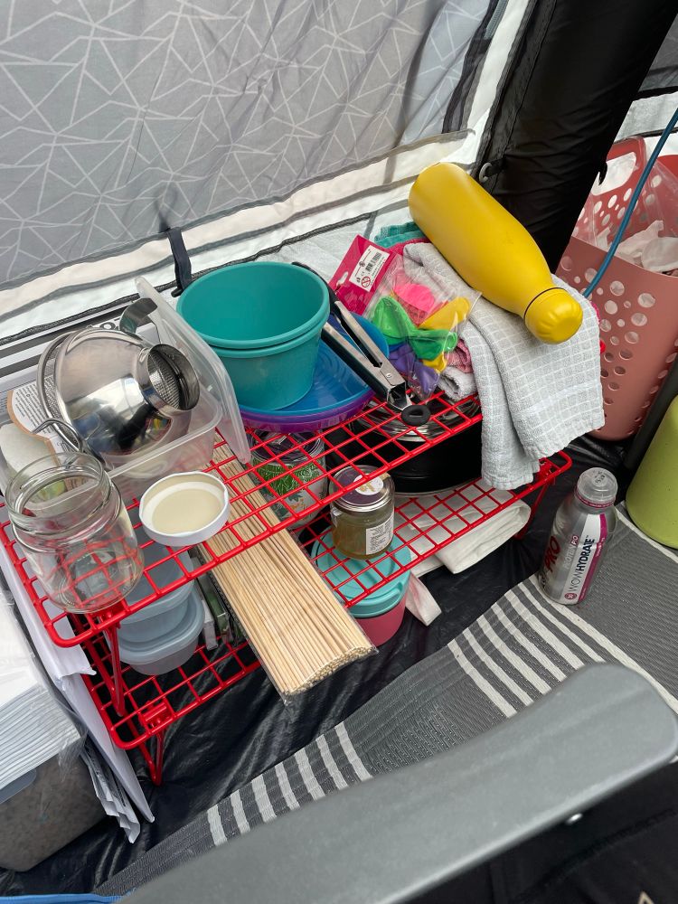 Hillur úr IKEA nýttar sem eldhushillur í tjaldi 