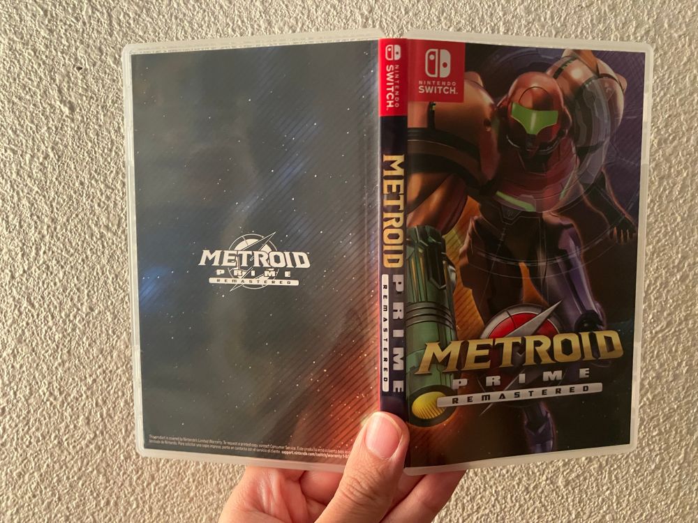 A picture of the reversible cover for Metroid Prime Remastered on Nintendo Switch.