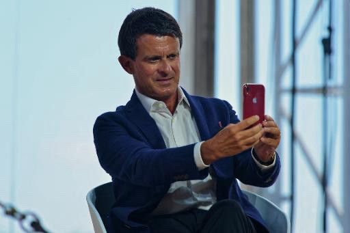Manuel Valls consultant son smartphone