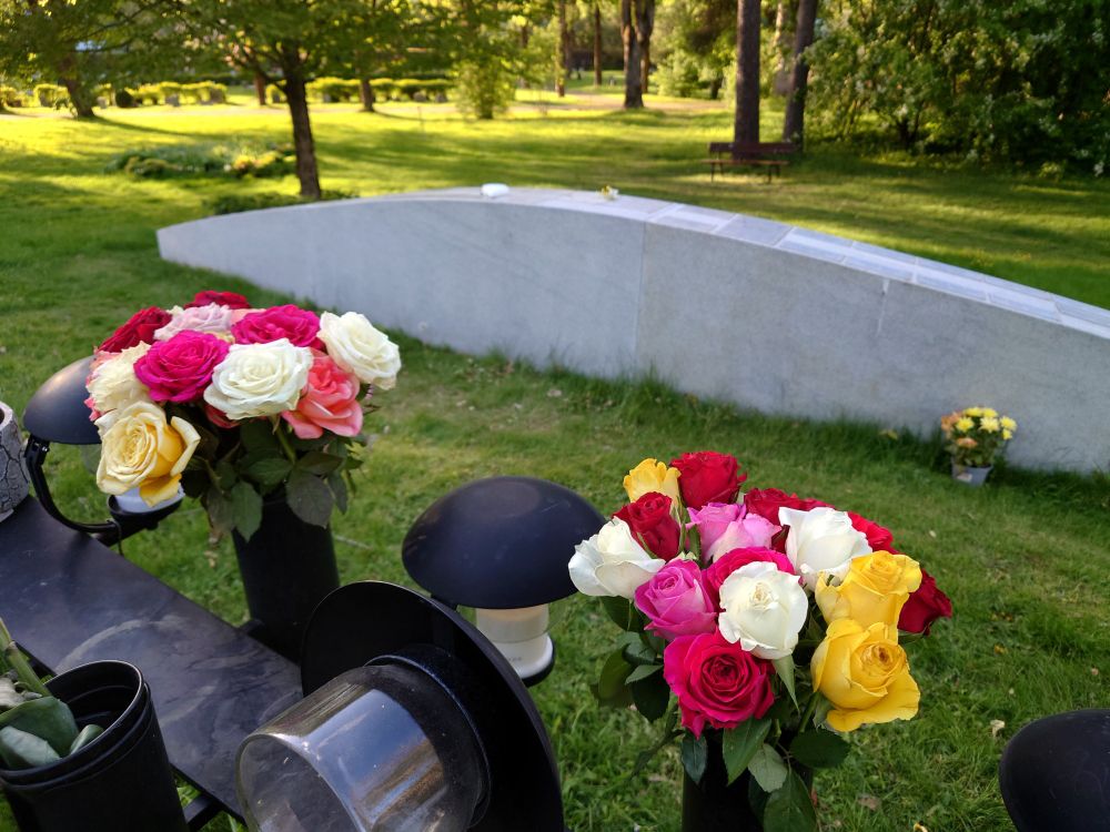 Bilder av to buketter med roser, i stativ foran buen med navne-plaketten hennes på. Den ene buketten er fra en uke siden, på treårsdagen siden jeg pratet med henne sist. Den andre er buketten hun fikk idag, på bursdagen sin.