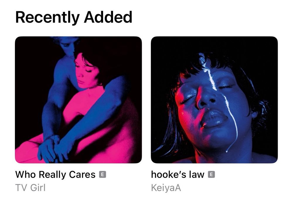 álbuns “who really cares” de tv girl e “hooke’s law” de keiyaa. ambos são fotografias dos artistas com iluminação azul arroxeado e rosa