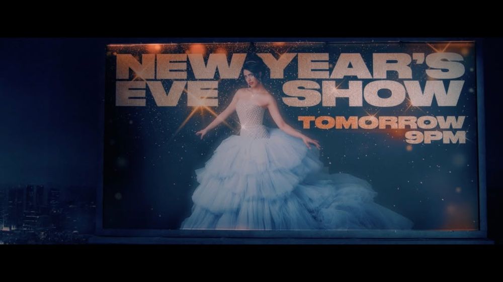 captura de tela do filme the substance, outdoor com anúncio “new year’s eve show tomorrow 9pm”