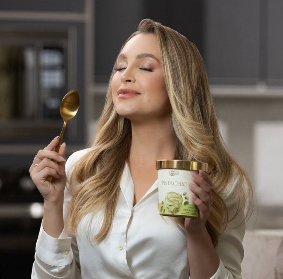 carla diaz se deliciando com sorvete bacio li latte