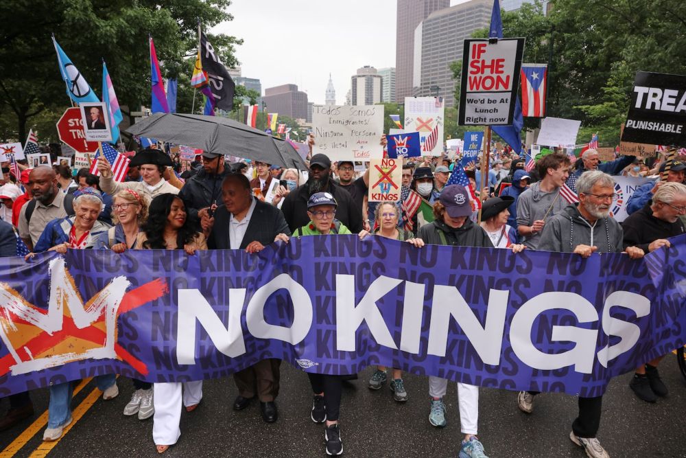 Protesters crowd into streets, parks, and plazas at anti-Trump ‘No Kings’ demonstrations across US. Follow live updates. - The Boston Globe