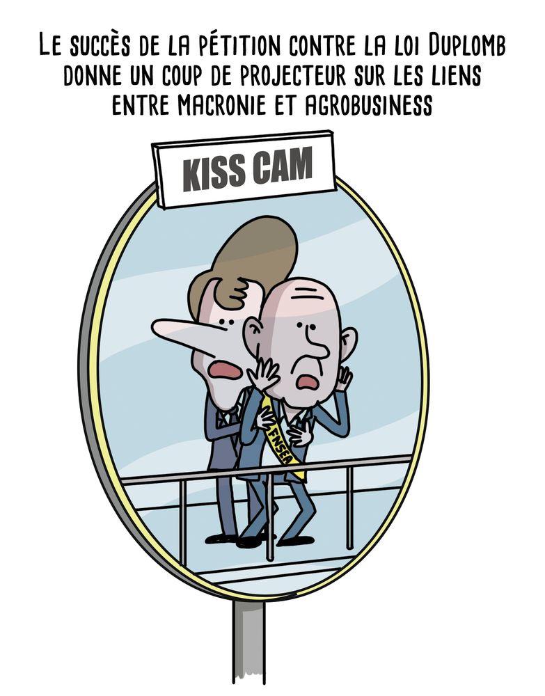 Illustration d’Allan Barte faisant référence au fait divers dans lequel un homme d’affaires américain a été affiché en compagnie de sa maîtresse par la "Kiss Cam" lors d’un concert de Coldplay à Boston.
Titre : Le succès de la pétition contre la loi Duplomb donne un coup de projecteur sur les liens entre Macronie et Agrobusiness.
On y voit Emmanuel Macron et Arnaud Rousseau, président de la FNSEA, enlacés et surpris par la Kiss Cam. 