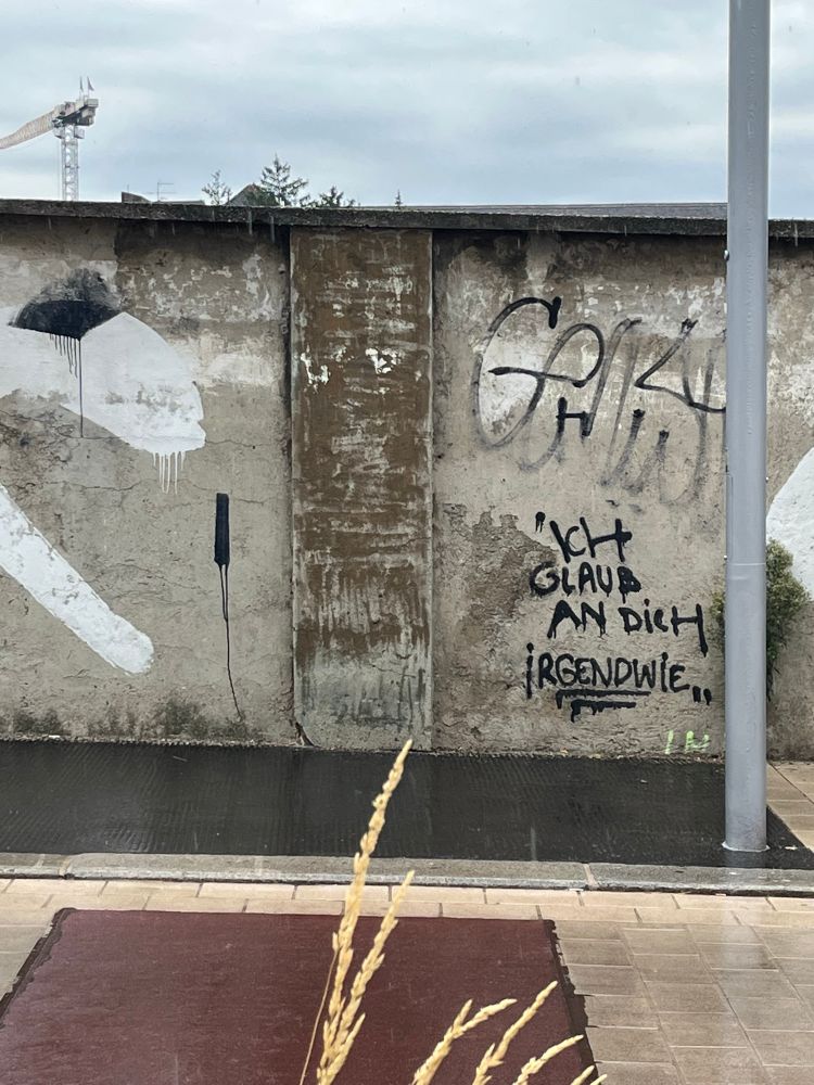 „Ich glaub an dich irgendwie“ auf eine Mauer geschrieben 