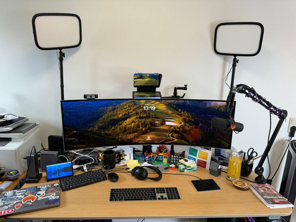 Remote workspace setup 4.0: Samsung Odyssey 49" monitor, Thunderbolt 4 dock, Elgato Prompter, Facecam Pro, Hue lighting