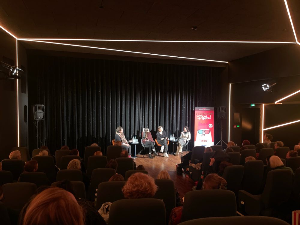 4 Frauen sitzen in einem Kinosaal vor dem Leinwandvorhang und diskutieren gemeinsam.  Barbara Rohm, Melia Kara, Jamilah Bagdach, Naika Foroutan