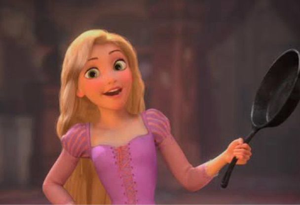 Rapunzel do filme Enrolados
(Ela é branca, tem cabelos loiros muito longos, usa um vestido rosa, e está sorrindo segurando uma frigideira preta de metal num ambiente fechado)