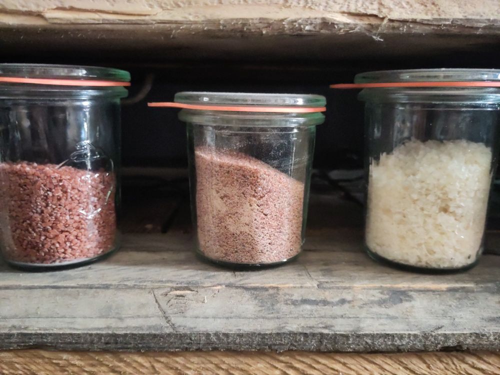drei kleine Weck-Gläser gefüllt mit verschiedenem Salz:
grobkörniges rotes, feinkörniges rosa und grobkörniges weißes