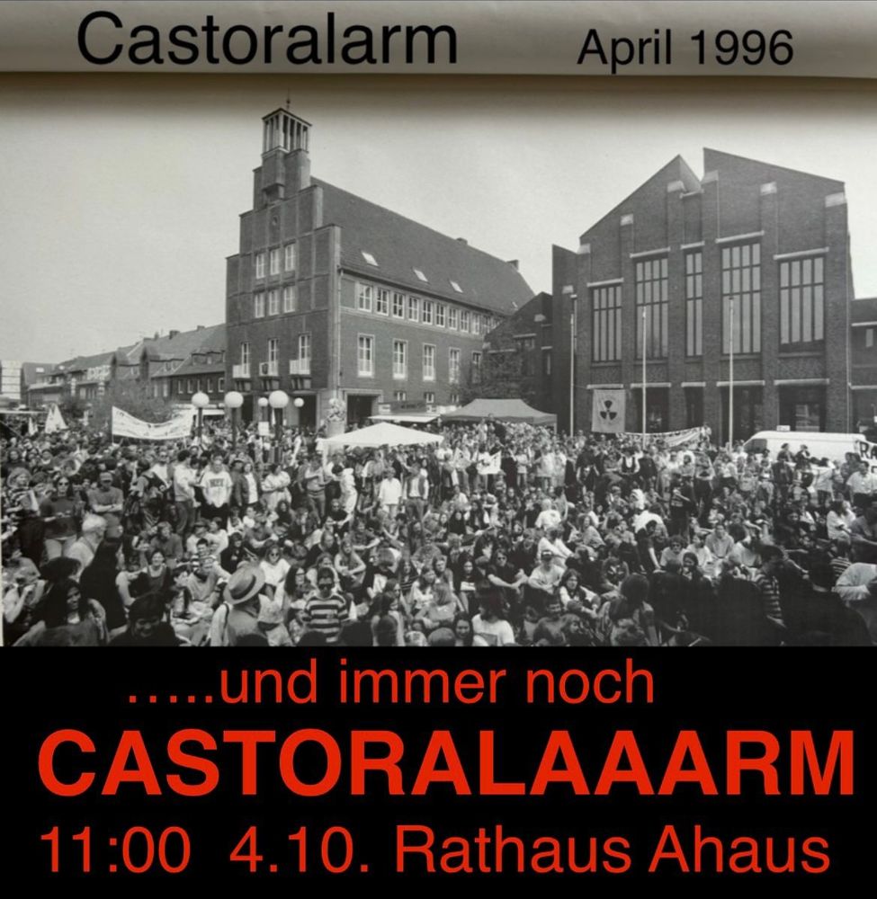 Schwarz-weiß-Foto vom Rathaus Ahaus, davor hunderte Menschen bei einer Demo gegen Castor Transporte, insgesamt dürften es über tausend TeilnehmerInnen gewesen sein. Über dem Foto in weißer Schrift "Castoralarm April 1996" Unter dem Foto in roter Schrift "... und immer noch Castoralaaarm 11:00 Uhr 4.10. Rathaus Ahaus