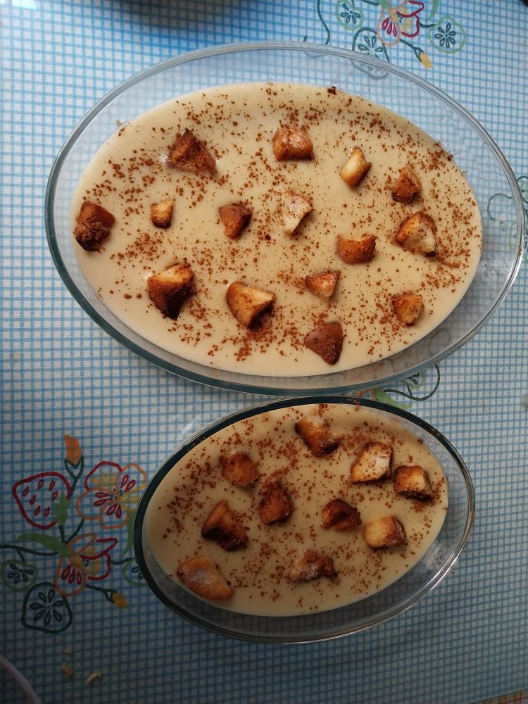 Dos fuentes de gachas dulces, con sus cuscurros y canela