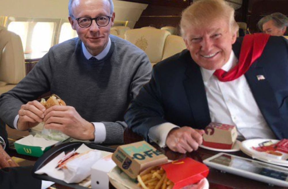 Ein Bild, das so aussieht, als würden Fritze Merz und Donald Trump mit Fastfood von McDonald's im Flugzeug nebeneinander sitzen. Ist aber nur eine Collage zweier Fotos, auf denen beide mit Burgern von Mäci zu sehen sind