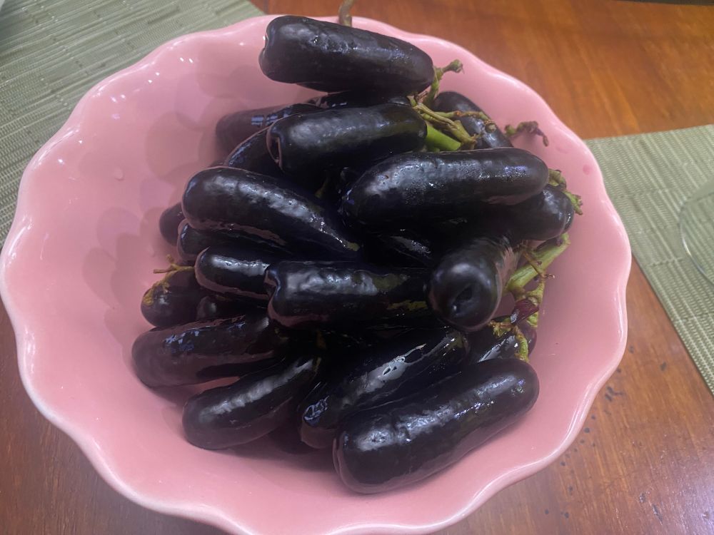a bowl of moon drop grapes