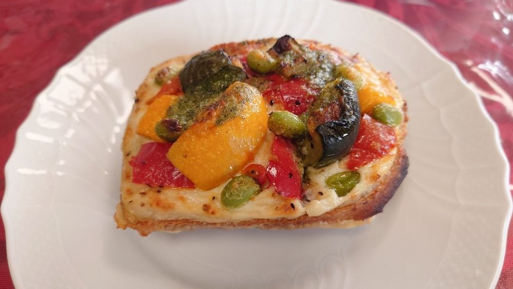 お皿にのったクロックムッシュ、野菜がたくさんのっている