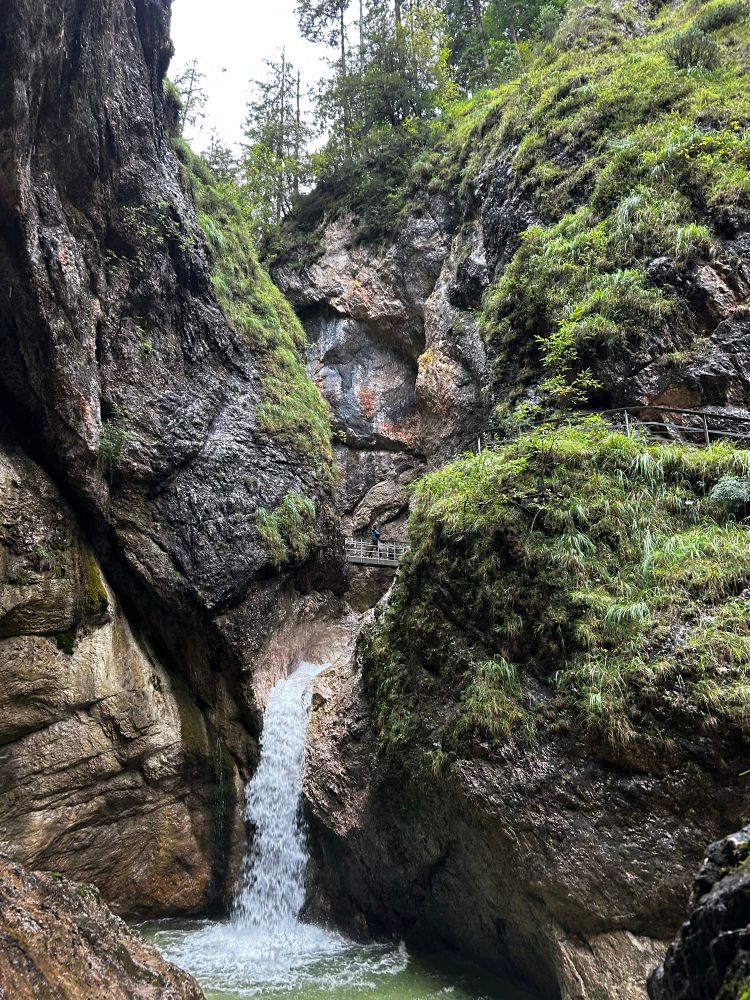 Die gleiche klamm aber andere Perspektive, hier sieht man noch einen wasserfall 