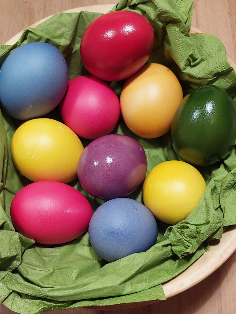 Bunte Ostereier im Brotkörbchen