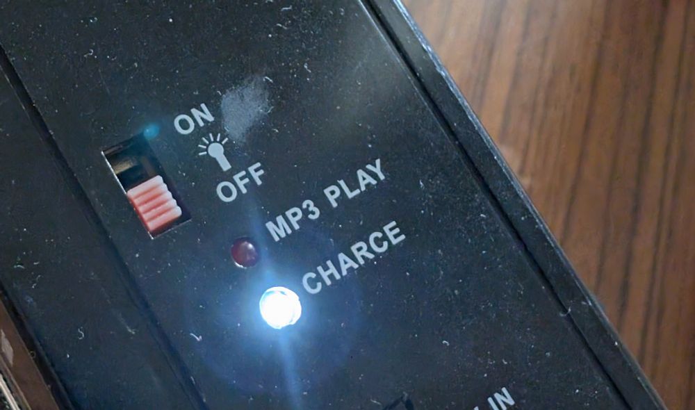 A charging light mislabeled as Charcé.