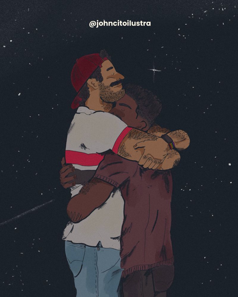 Ilustração. Alessandro e Juliano se abraçam sob um céu estrelado. Juliano é negro de pele retinta, nariz largo, alto, cabelo cortado a máquina nas laterais e um amontoado crespo no topo, veste uma camisa bordô e jeans escuro. Alessandro tem pele negra clara, gordo, com barriga proeminente, braços e pernas fortes, bigode farto e cabelos ondulados usa boné e camisa do SPFC.