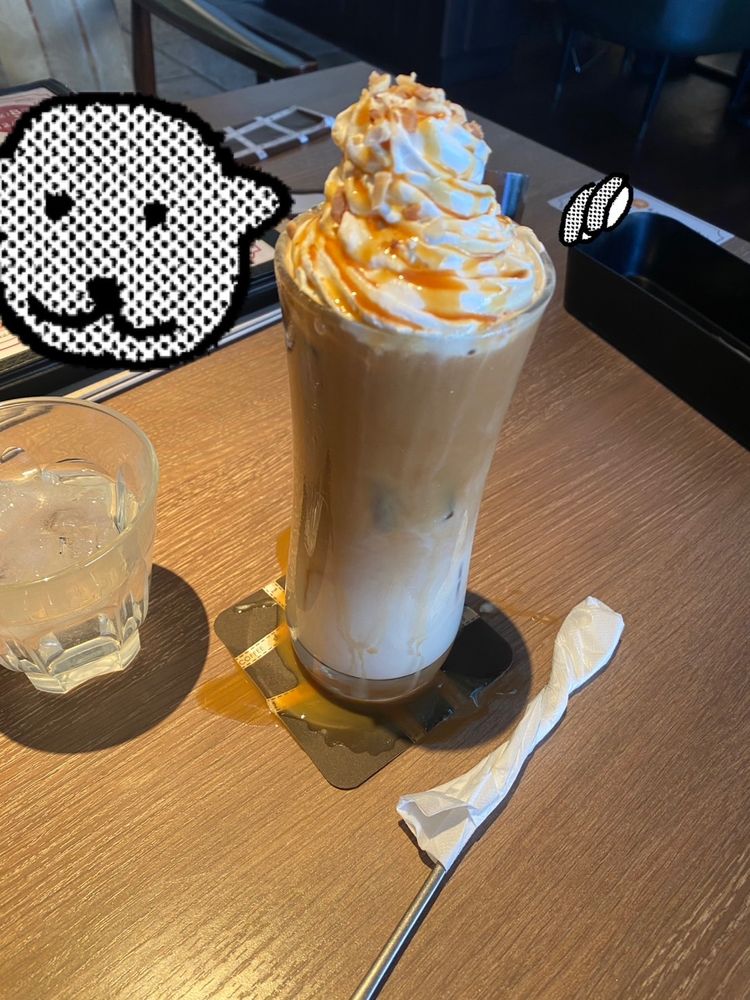 テーブルの上にあるキャラメルマキアートを少しこぼした。