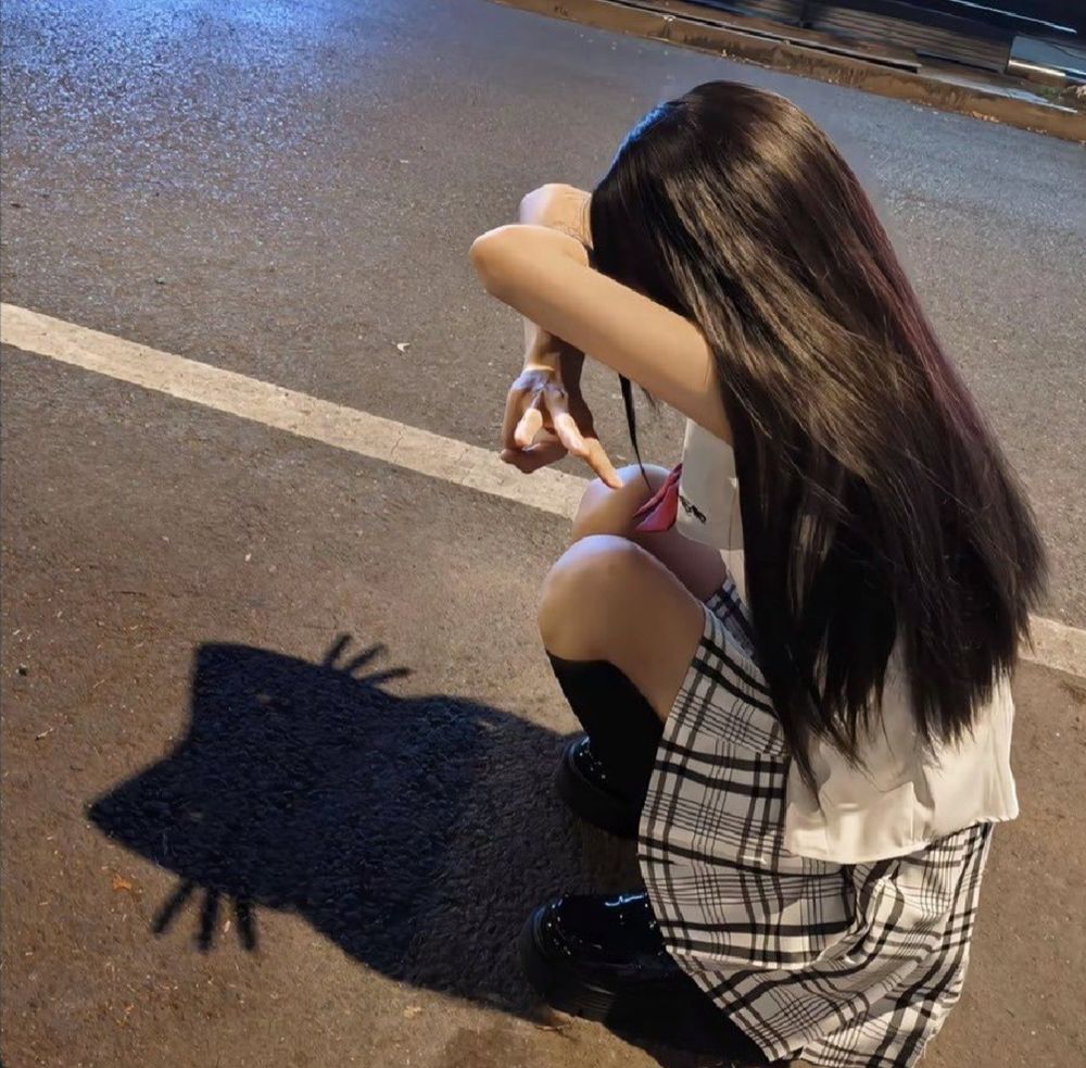 Reference image of the person posing to make a shadow a cat