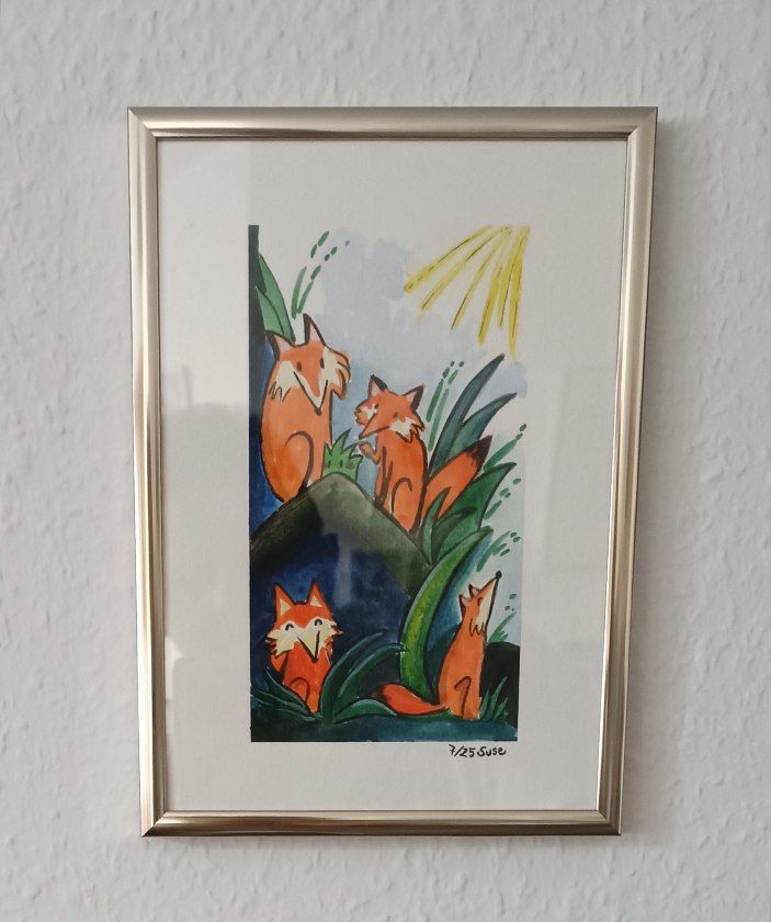 Gouache Gemälde. Vier niedliche Füchse sitzen mit Strüppi (niedliches Gras) im Grünen 