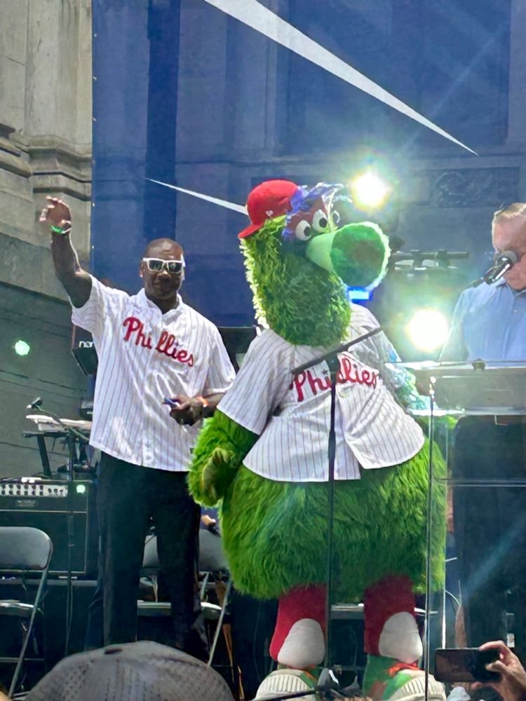 The 2 greatest Phillies of all time, Ryan Howard and the Phanatic
